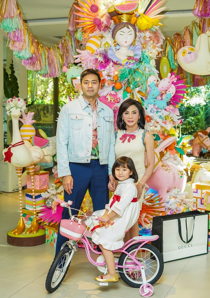 The Belo Family, Dr. Hayden, Dr. Vicki and Scarlet Snow with their 2019 Glitterville Christmas tree. The Belo Family, Dr. Hayden, Dr. Vicki and Scarlet Snow with their 2019 Glitterville Christmas tree.